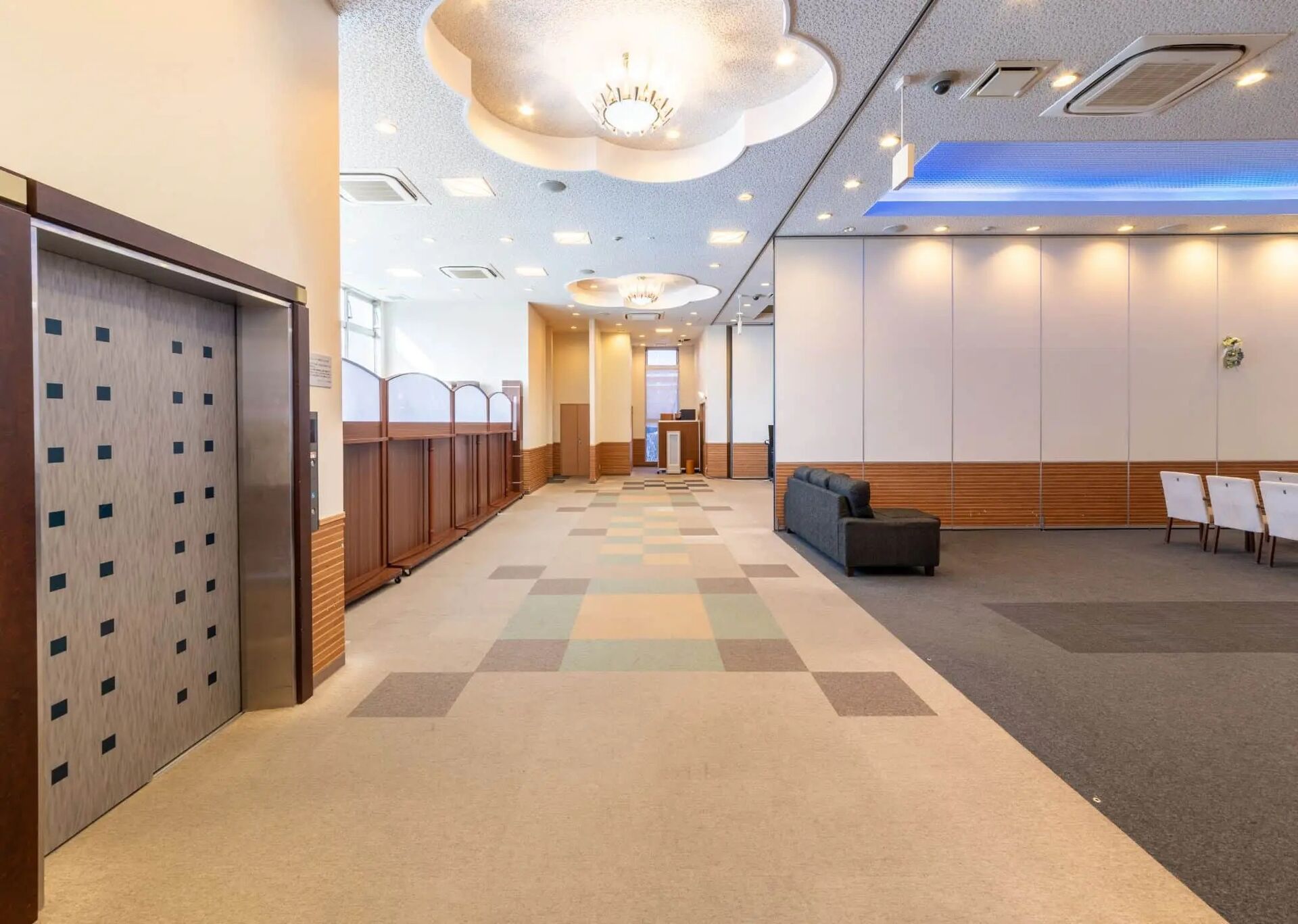 imgi_17_hall_mid01