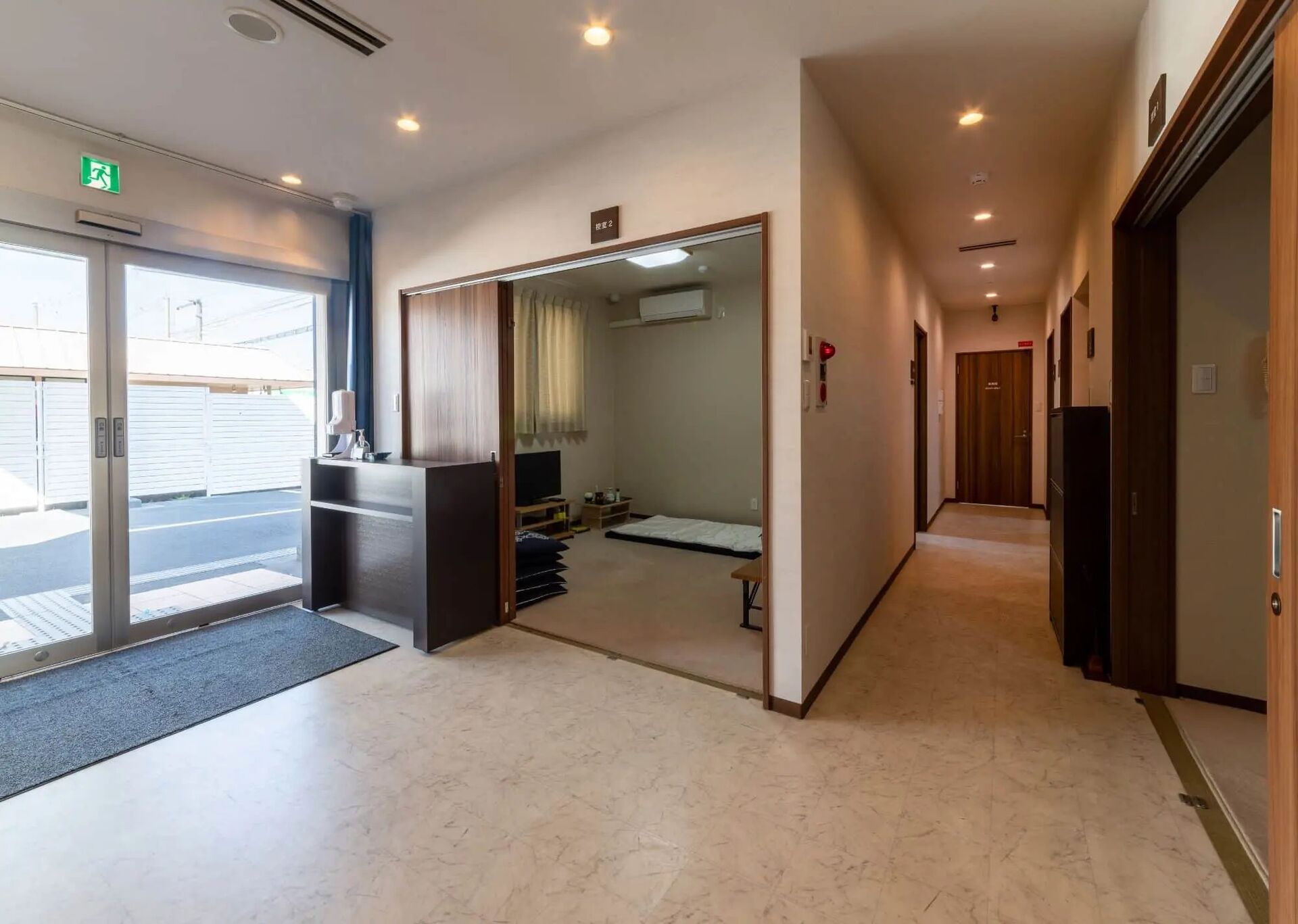 imgi_10_hall_mid02