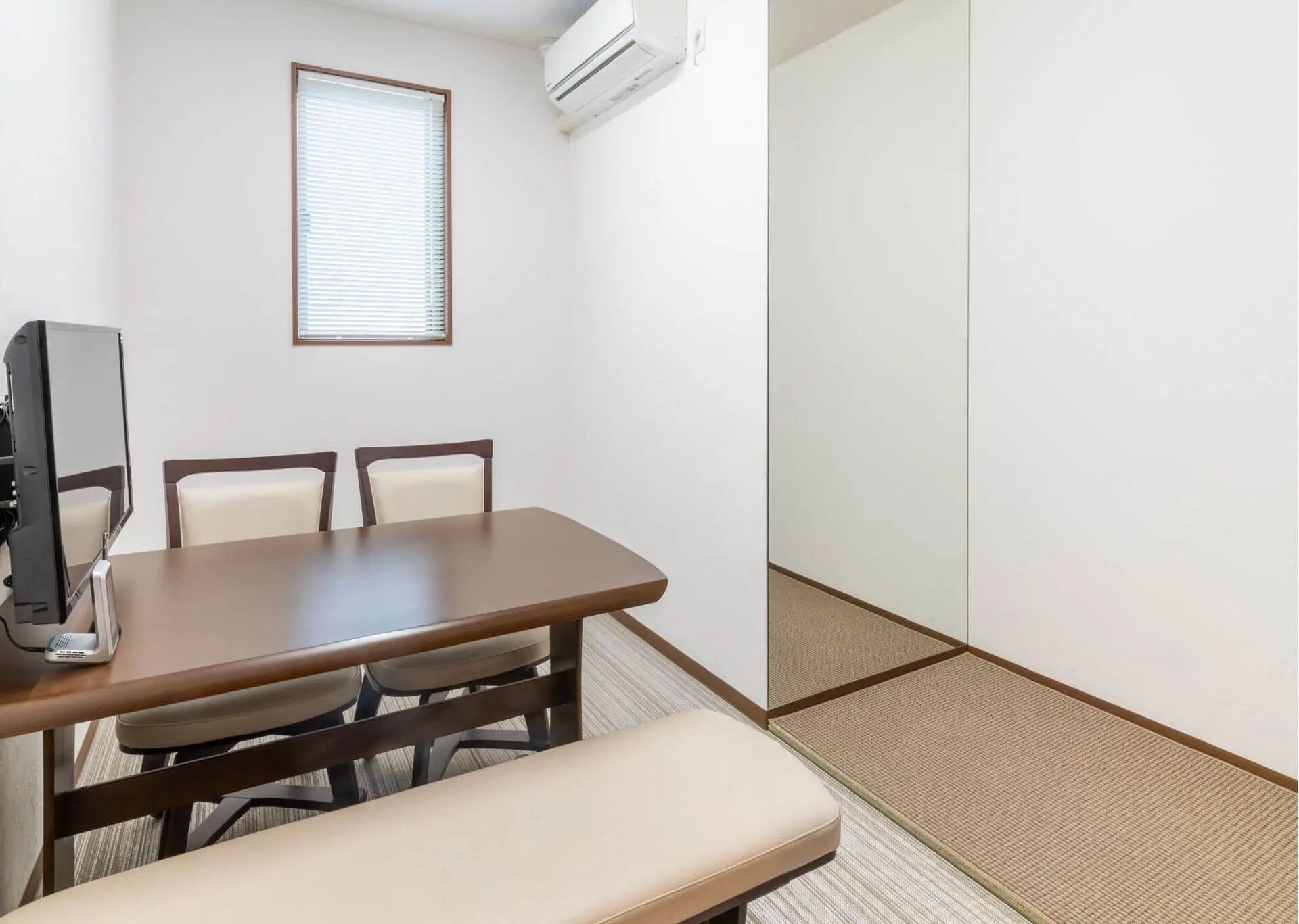 imgi_15_hall_mid07
