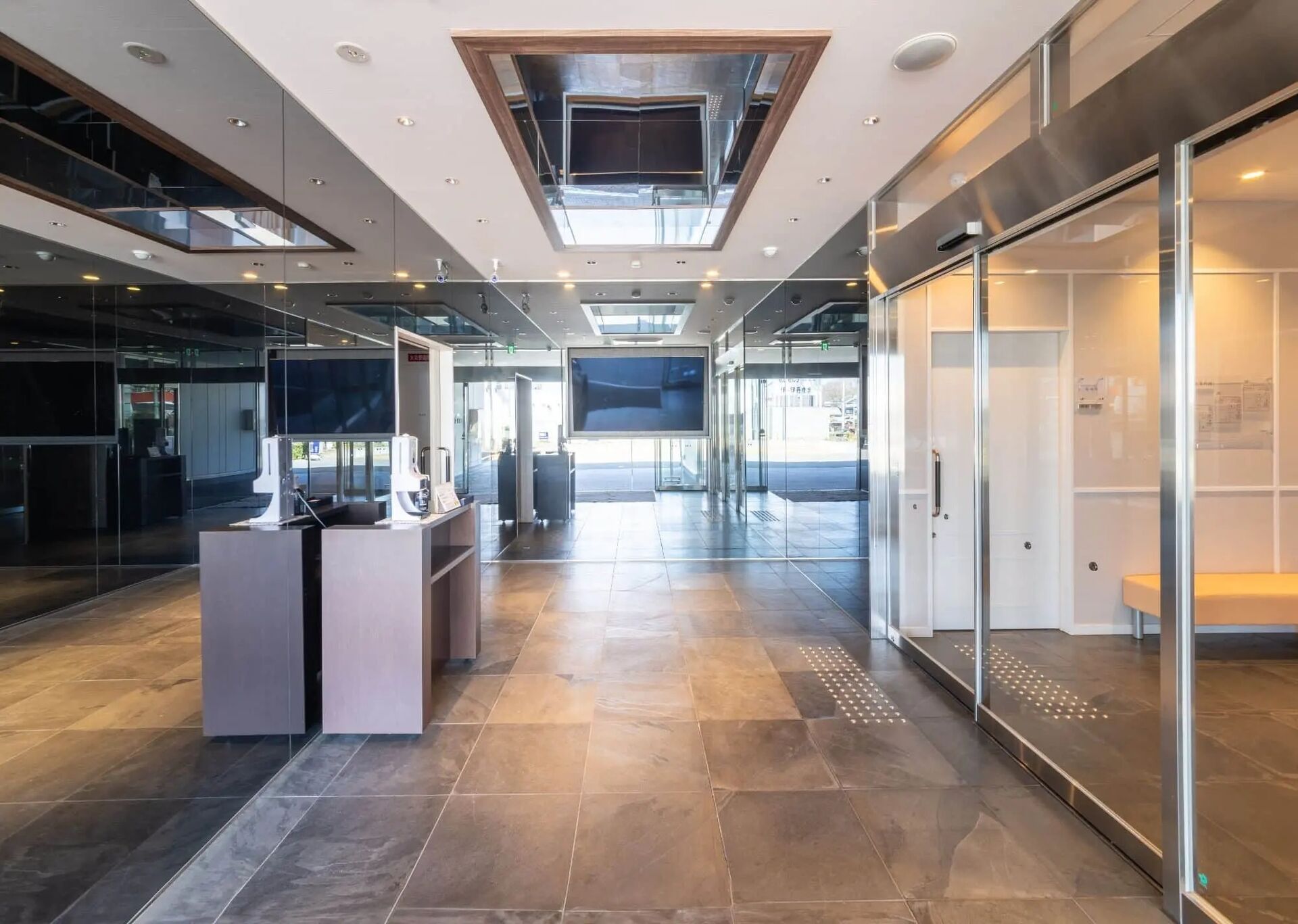 imgi_12_hall_mid02