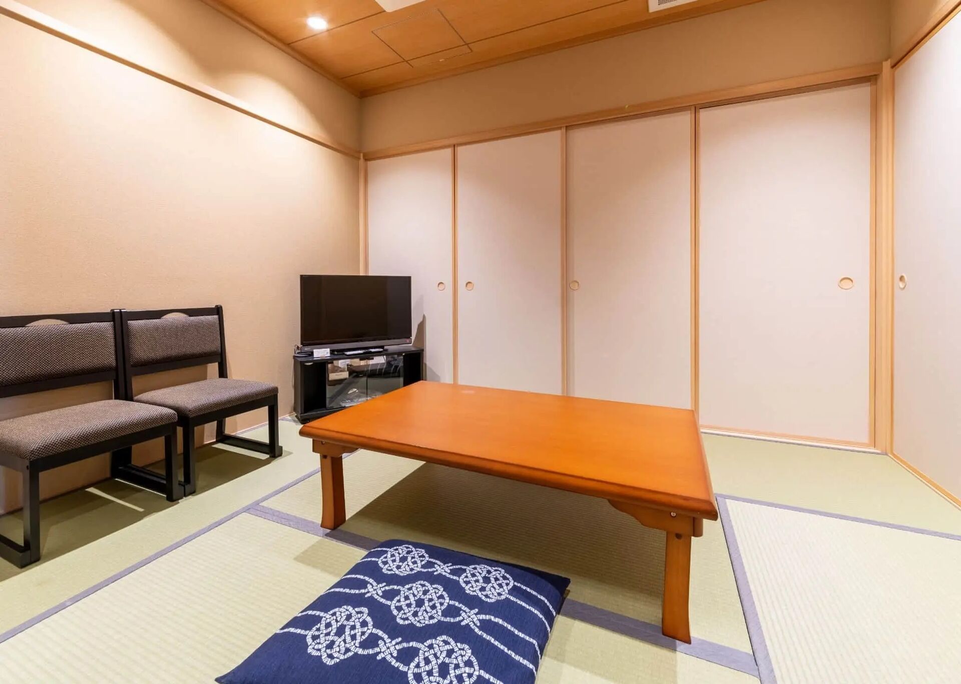 imgi_16_hall_mid06