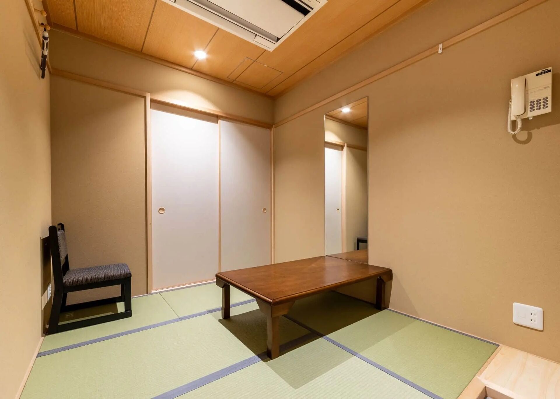imgi_17_hall_mid07