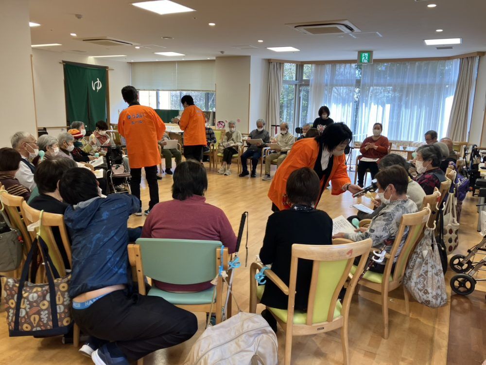 施設レクで特別養護老人ホーム駒どりの郷へ の画像| 葬祭会館ゆうあいホール【公式】 神戸市北区のご葬儀･お葬式のことなら