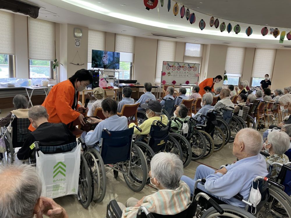 介護老人保健施設 うららさんへ訪問レクへの画像| 葬祭会館ゆうあいホール【公式】 神戸市北区のご葬儀･お葬式のことなら